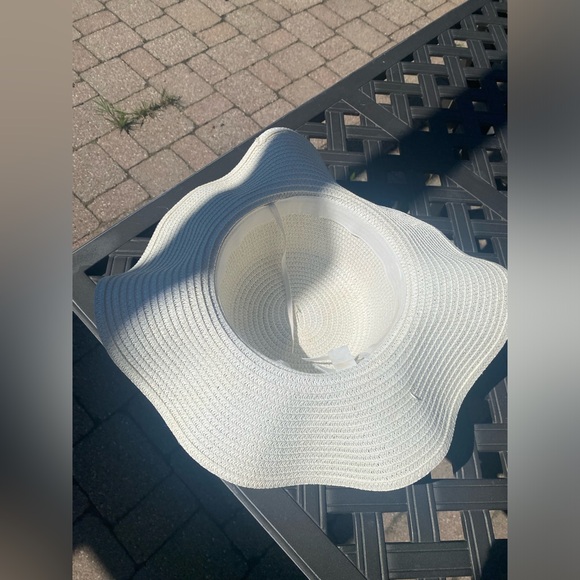 A white straw hat - Picture 2 of 3